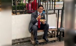 Menteri Keuangan Purbaya Yudhi Sadewa makan siang di kaki lima