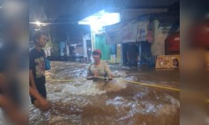 Tanggul Baswedan ambrol, air merendam lima wilayah RT di Jati Padang