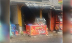 Ada kebakaran di kedai ayam Ehh Geprek Condet bagian tengah, bikin panik