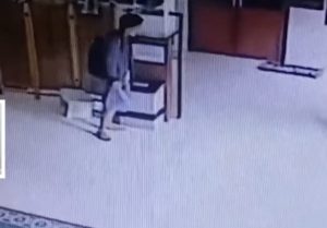 Laki-laki bercelana pendek curi uang masjid Nurul Bashor Duren Sawit