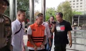 Tangan Gubernur Riau Abdul Wahid diborgol lalu ditahan KPK
