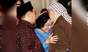 Momentum kening Megawati Soekarnoputri dicium Yasser Arafat