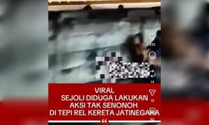 Astaga, dua manusia bercinta di tepi rel kereta di Jatinegara Jakara Timur