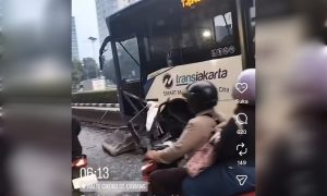 Bus TransJakarta tabrak beton pembatas jalur di sekitar Halte Cikoko Cawang